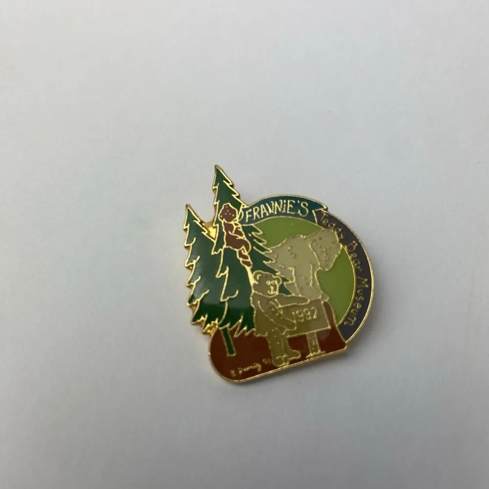1992 Frannies Teddy Bear Musuem Pin Lapel